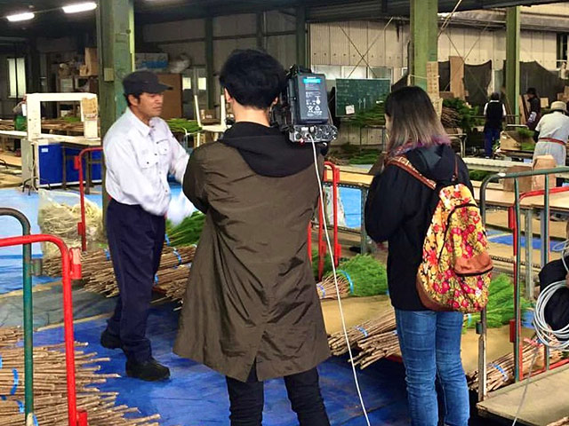 取材を受ける代表